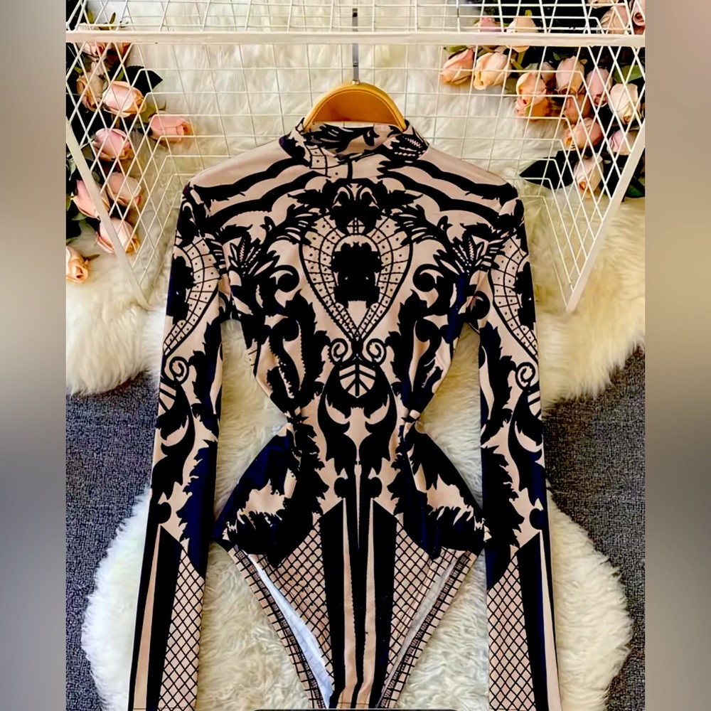 Sexy Fitted Graphic Print Mock Neck Long Sleeve Bodysuit SZ S